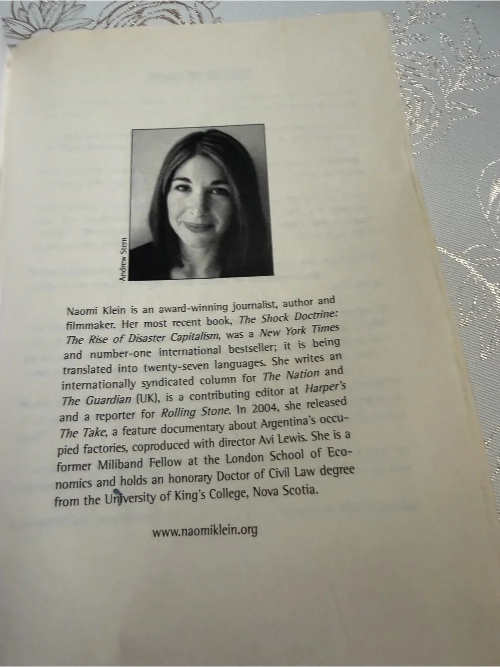 No Logo: 10th Anniversary Edition – Naomi Klein – Paperback